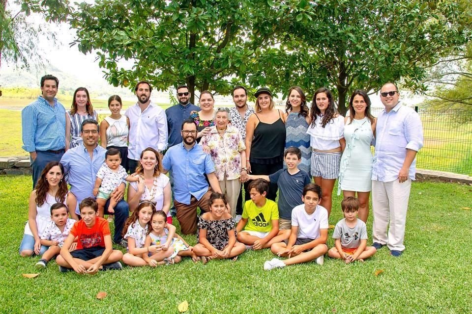 Chata Padilla, al centro, con sus nietos.