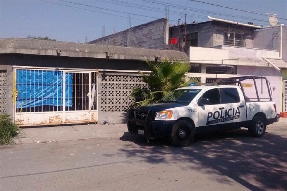 Policas de Guadalupe custodian la casa donde fue asesinado Alejandro Adrin Lara, en la Colonia Valle de Sol.
