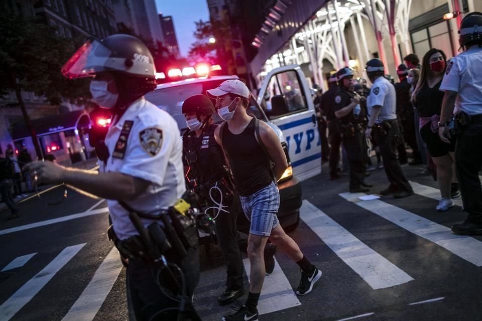 La Policía arresta a un manifestante en Nueva York.