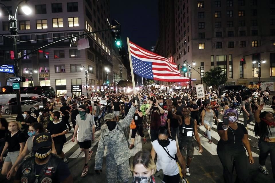 Manifestantes marchan por Brooklyn para protestar por el racismo en Estados Unidos.