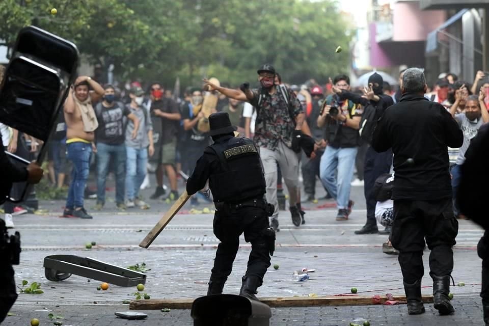 La manifestación por la muerte de Giovanni López derivó en un enfrentamiento con policías.