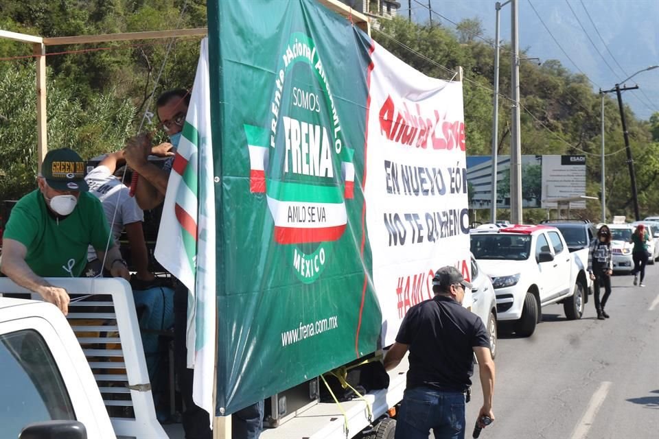 La caravana fue convocada por el Frente Nacional AntiAMLO (Frena).