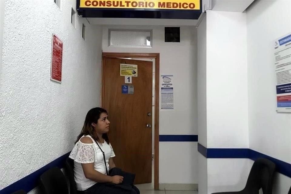 El 12.8% de los mexicanos recurre a consultorios en farmacias cuando tiene problemas de salud, según resultados del Censo 2020.