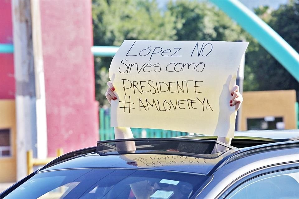 Con cartelones y mensajes en sus autos, los regios expresaron su rechazo al Presidente.