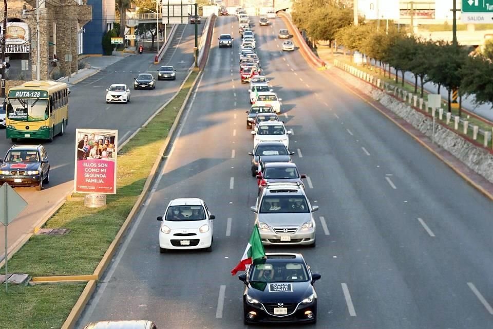 Miles de automovilistas recorrieron ayer Constitución y Morones Prieto para exigir la renuncia del Presidente Andrés Manuel López Obrador, movilización que se dio en decenas de ciudades.