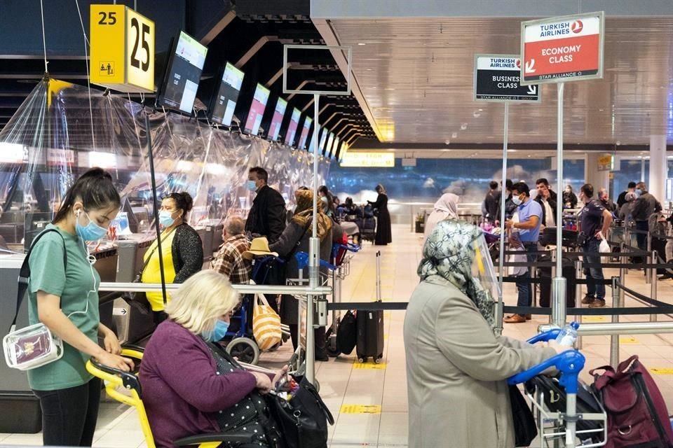 Viajeros hacen el check-in para volar desde el aeropuerto Schiphol en Amsterdam.