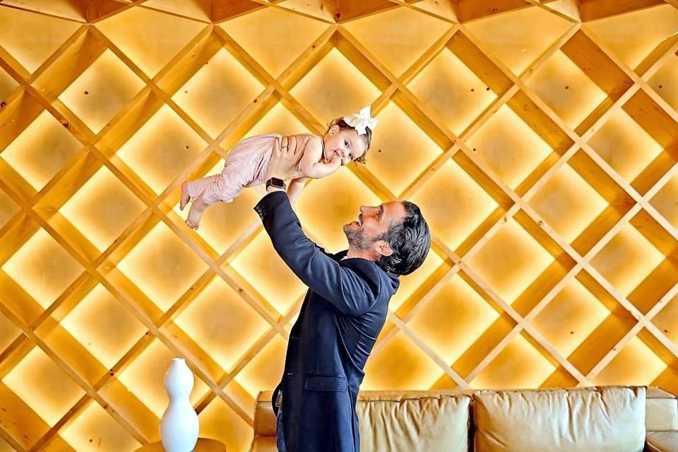 Carlos Berard con su hija Anika.