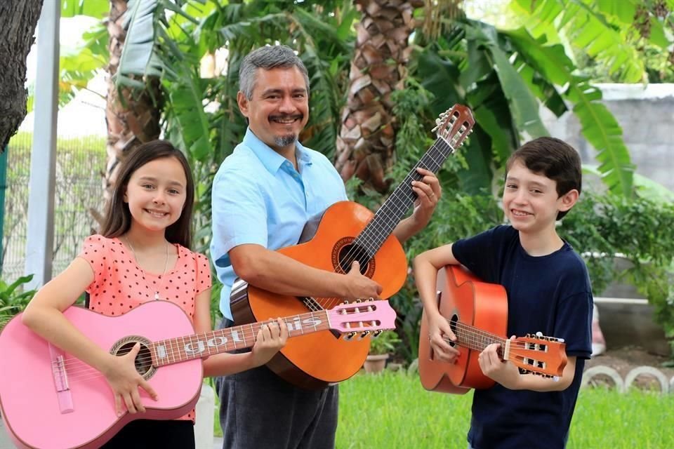 Alfredo Freeze Cornejo y sus hijos María Freeze Saldaña y Alfredo Freeze Saldaña
