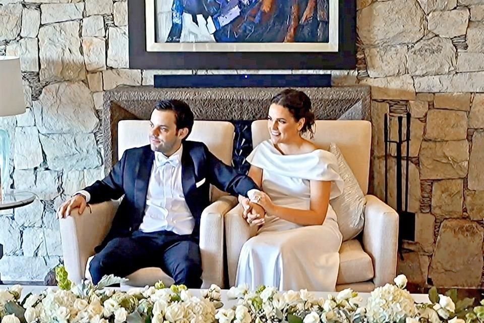 Ricardo y Valeria durante la ceremonia civil.