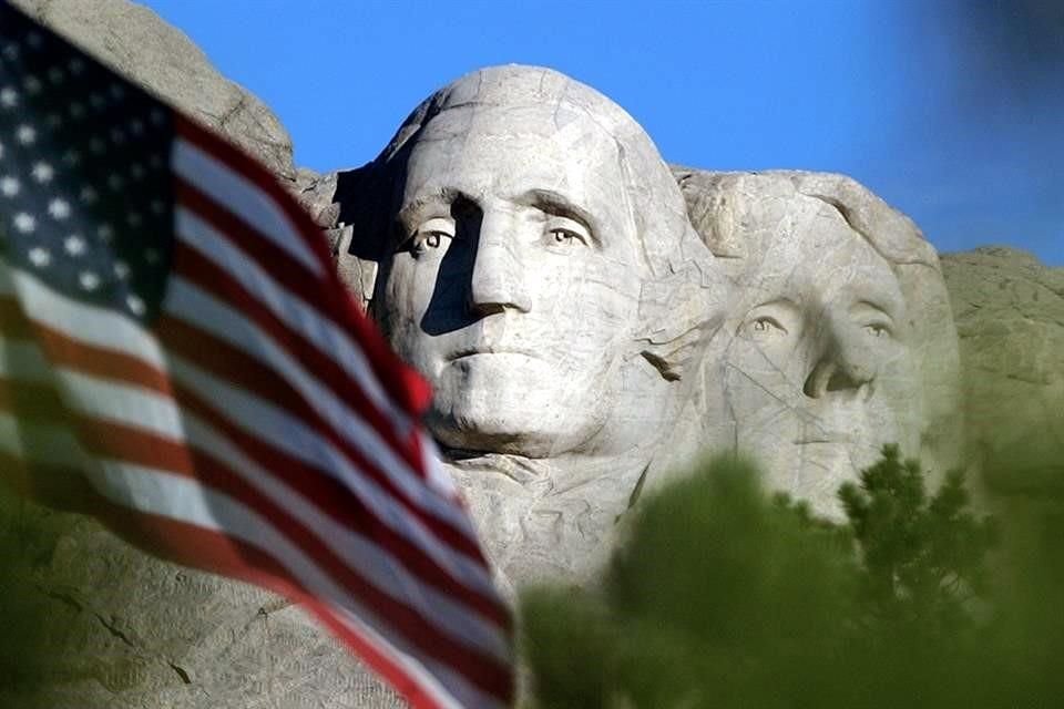 El Monte Rushmore es un monumento en Dakota del Sur que tiene los rostros tallados en piedra de los presidentes George Washington, Thomas Jefferson, Teddy Roosevelt y Abraham Lincoln.