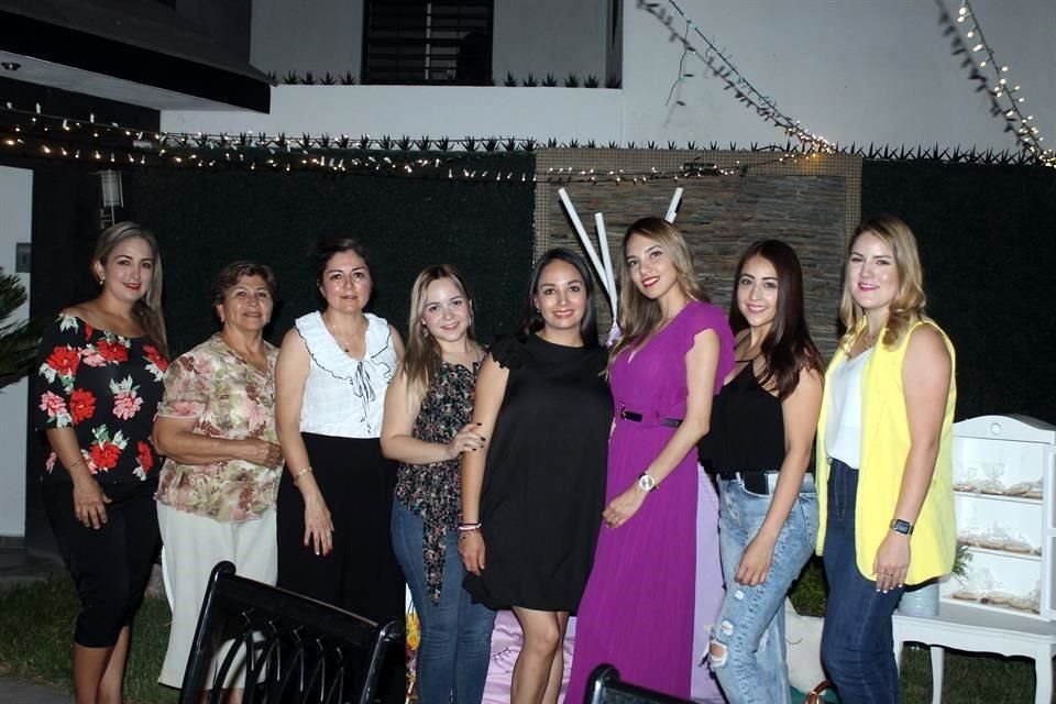 Cristina Villarreal Cárdenas con su grupo de invitadas