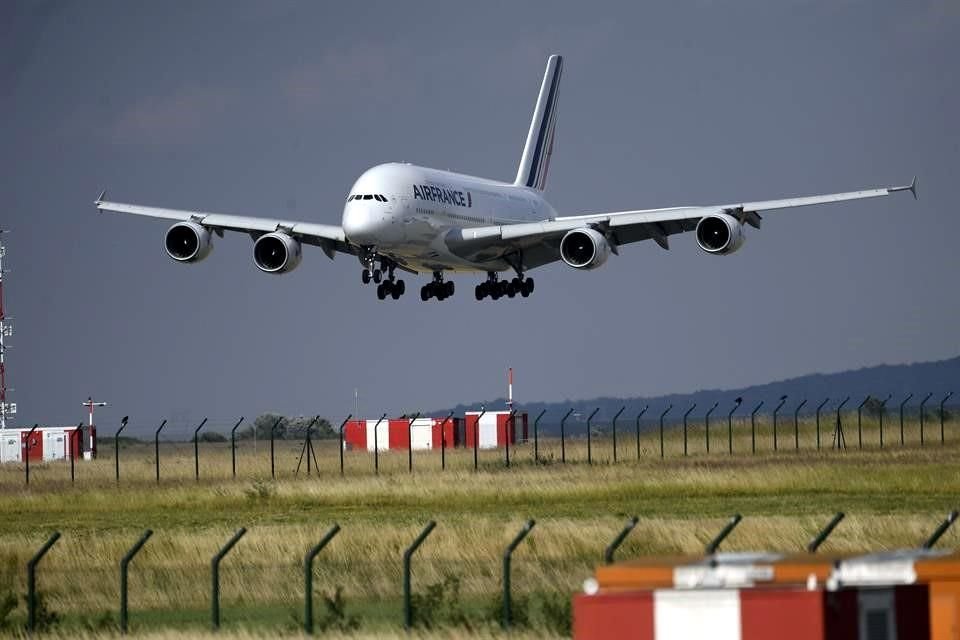 Guillaume Faury, CEO de Airbus, confirmó en una entrevista que estaban planeando una caída del 40 por ciento en la producción de aviones de pasajeros en los próximos dos años.