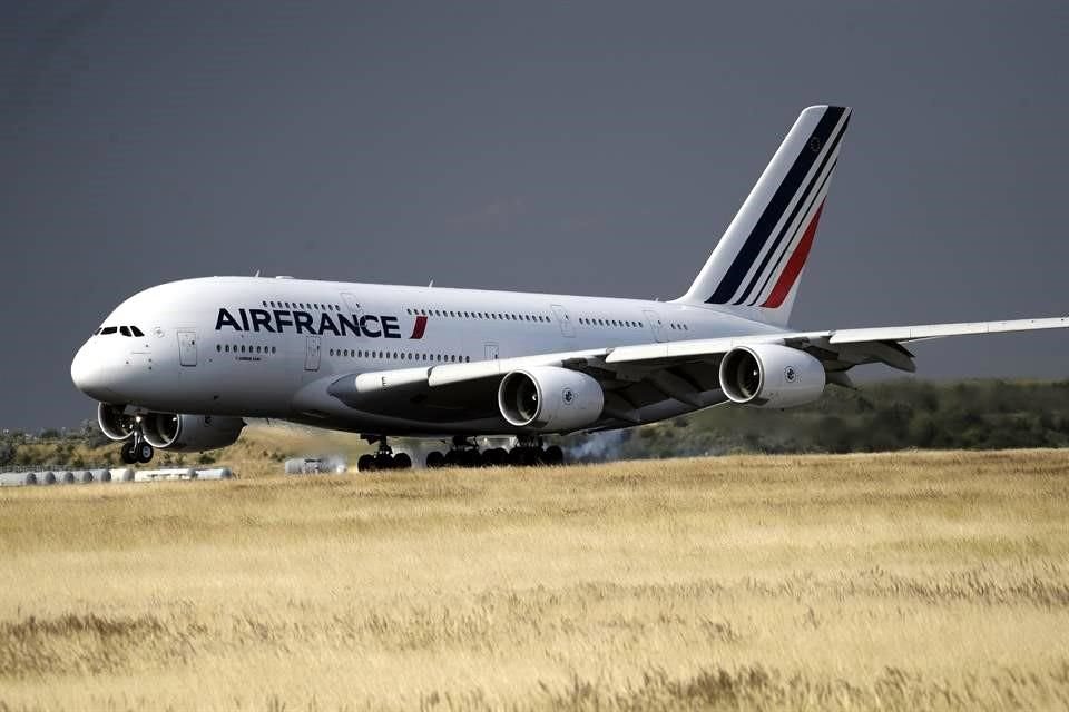 Además de los 6 mil 500 despidos, se llevarían a cabo mil despidos adicionales en la aerolínea 'HOP!' de Air France, dijeron fuentes.