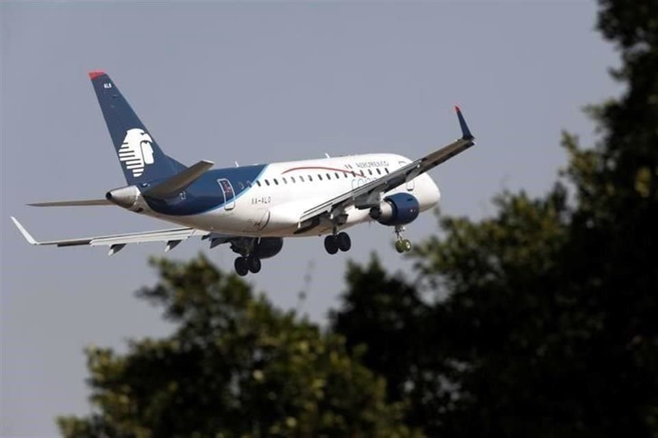 Grupo Aeroméxico busca mantener hasta 2024 el mismo sueldo a sus sobrecargos y quitarles algunos pagos adicionales.