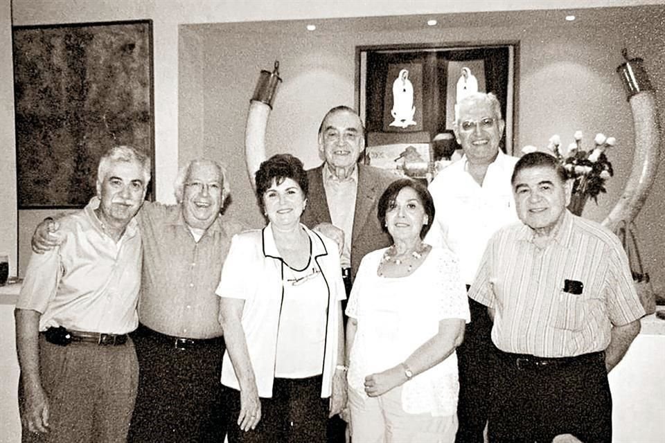 CON SUS HERMANOS. José, Andrés, Pedro, Layita, Martha, y Gerardo Chapa Salazar