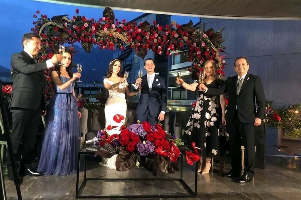Jesús Rojas Sánchez,  Rosamaría Garza de Rojas, los novios, Eunise Alanís Chapa de Virgen y Óscar Virgen Gómez