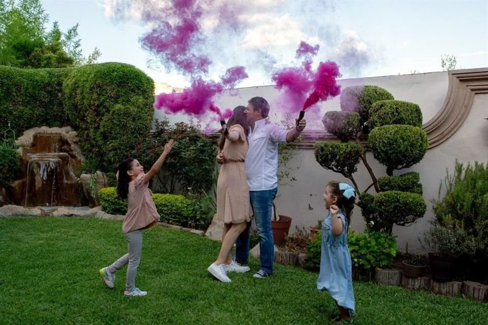 Andrea González y Jerry González usaron polvo y globos rosas, durante una sesión que montaron hace unos días para el nacimiento de su tercera hija.