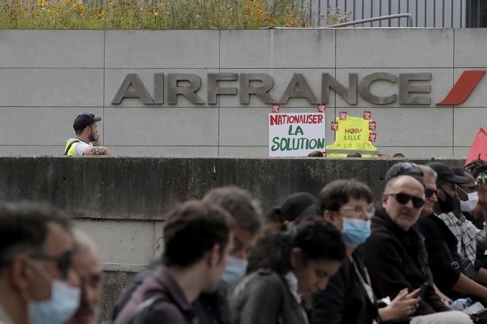 Las salidas afectarán a 6 mil 560 empleados de Air France, que representa el 16 por ciento de sus más de 40 mil empleados.