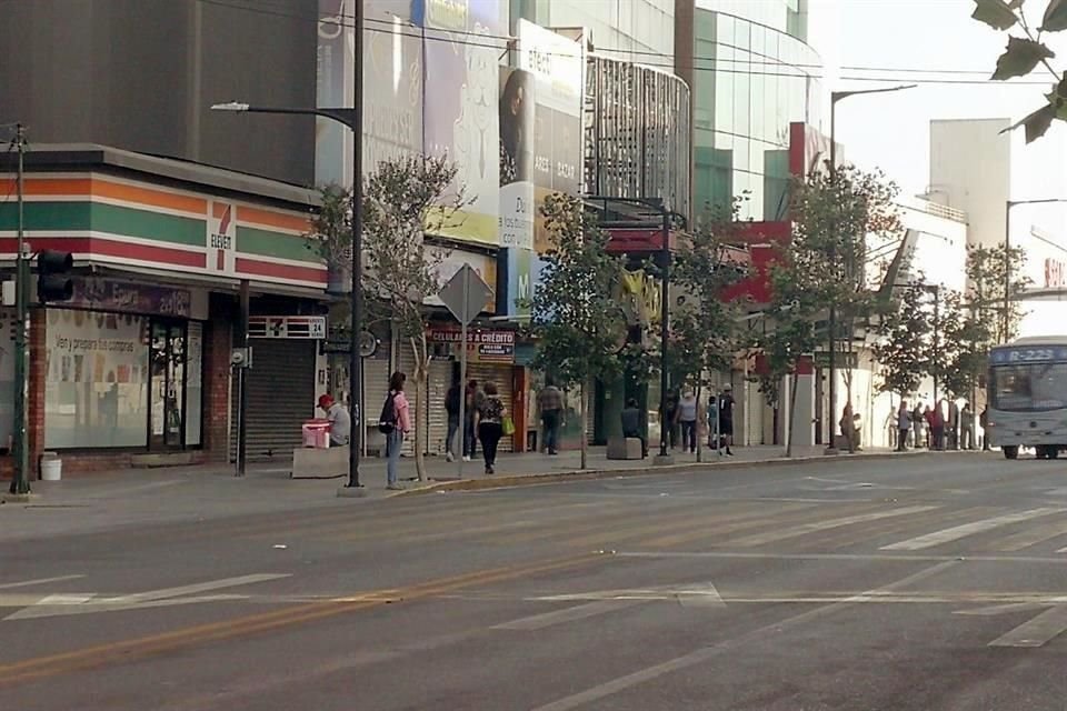 En las zonas comerciales como Plaza Morelos, Colegio Civil y la Avenida Juárez se pudieron observar locales cerrados y bajo flujo de transeúntes.