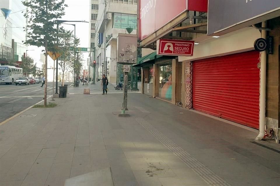 En las zonas comerciales como Plaza Morelos, Colegio Civil y la Avenida Juárez se pudieron observar locales cerrados y bajo flujo de transeúntes.