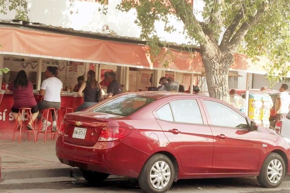 En el negocio 'Tacos Lacho', ubicado sobre Dotor Coss, entre Washington y Modesto Arreola, se pudo observar a clientes que comían en el lugar.