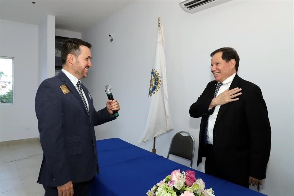 Patricio Flores Aguirre tomó protesta a Víctor Manuel Sandoval como Presidente del Club Rotario San Nicolás Bicentenario