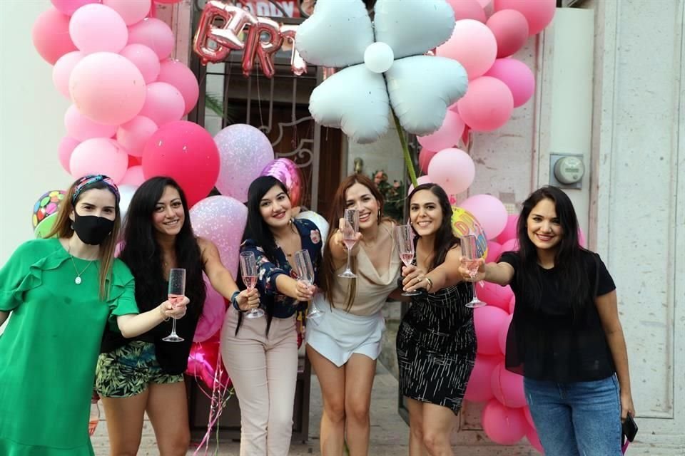 Tania Torres, Betty Bustamante, Gaby Orozco, Mónica Maritza López Caballero, Lilia Ramos y Ale Fernández