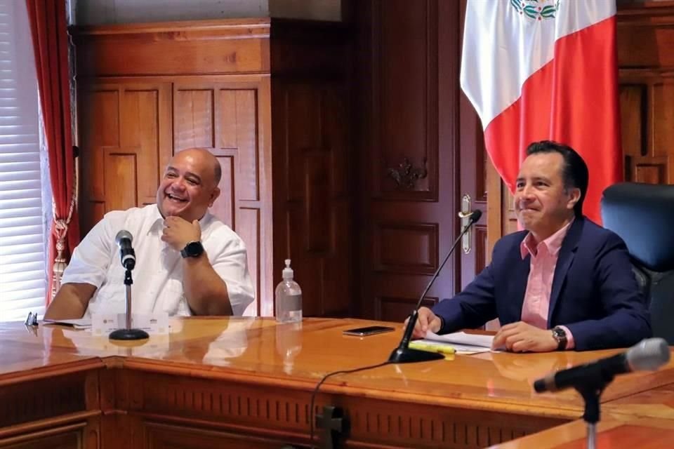 El diputado del PAN, Sergio Hernández, en entrevista por separado, reprochó que el propio Gobernador ha sido rebasado en la toma de decisiones por Cisneros.