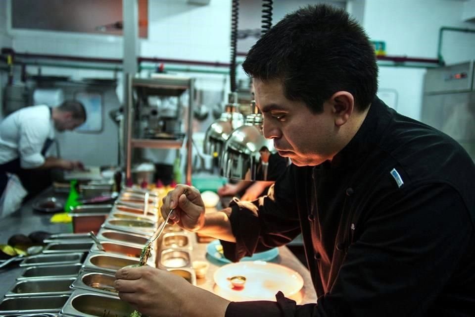 El chef Roberto Ruiz en la cocina de Punto MX