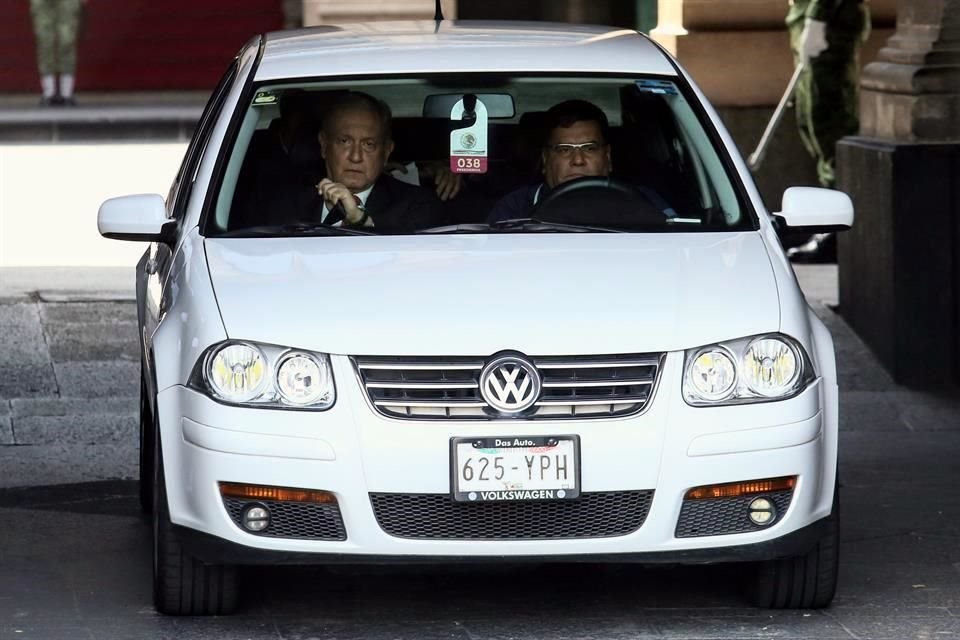 Hoy, López Obrador se trasladó al AICM en el Jetta blanco.