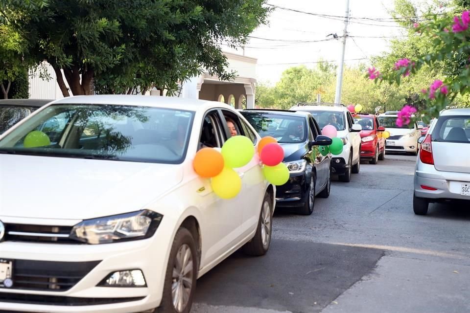 Caravana de carros en honor a Cenit Cerrillo Contreras por su cumpleaños número 35