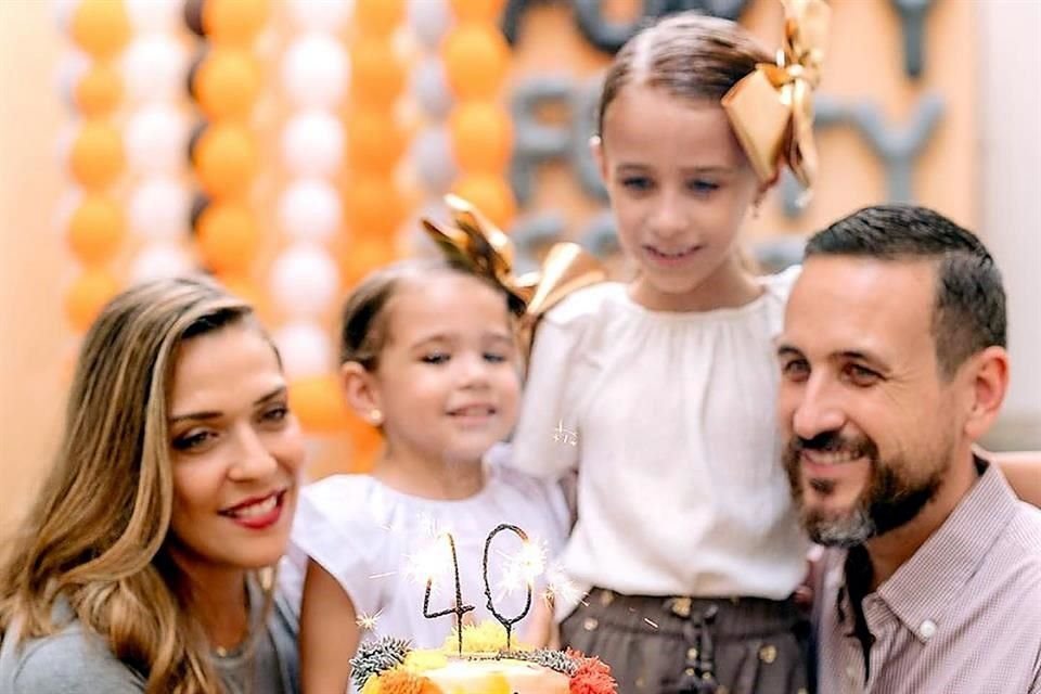 Esta semana cumplió años Ramiro Montemayor, y su esposa Cristina Gutiérrez y sus hijas Michelle y Samantha fueron los encargados de hacer de su cumpleaños un día muy especial.