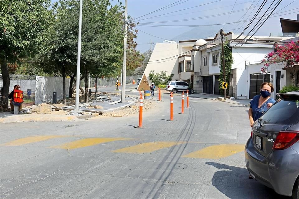 Esta semana, se eliminó un carril de la Avenida, en el tramo de Primera de Monte Palatino a Vía Valeria y se comenzó a hacer una amplia acera.