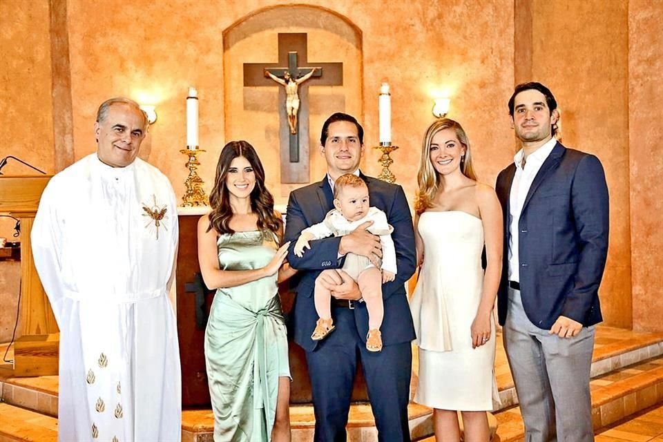 Padre Santiago Pérez, Claudia Sada de Elizondo, Éric Elizondo con el bautizado, Raquel Dávila de Ramírez y Goyo Ramírez.
