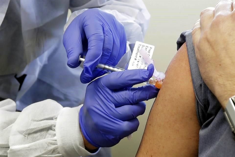 Un paciente recibe una dosis de prueba de la vacuna candidata de Covid-19 de Moderna Inc.