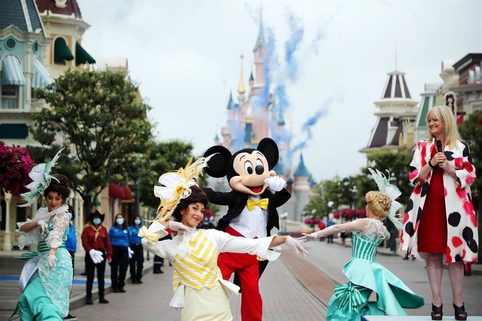 El parque de atracciones Disneyland París reabrió sus puertas con un pequeño desfile y personal que recordó a los asistentes las normas de seguridad.