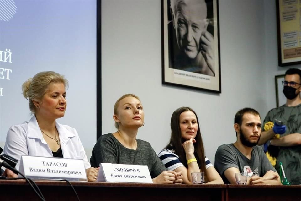 Elena Smolyarchuk, investigadora en jefe del ensayo junto a tres de los voluntarios que recibieron dosis de la vacuna prototipo.
