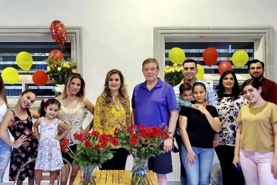 Adriana Teresa Cantú Lozano rodeada de su familia