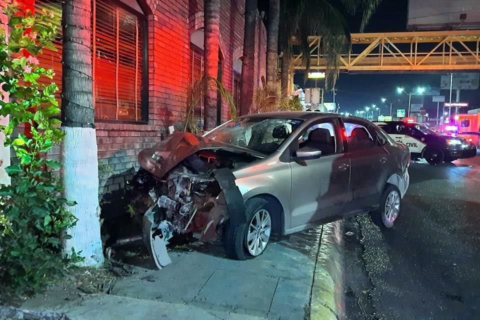 El auto del presunto responsable terminó su carrera en la fachada de un restaurante.  