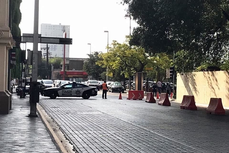 Elementos de Tránsito de Monterrey cerraron varias calles alrededor del Palacio de Gobierno, como Washington, Zuazua y Juan Ignacio.