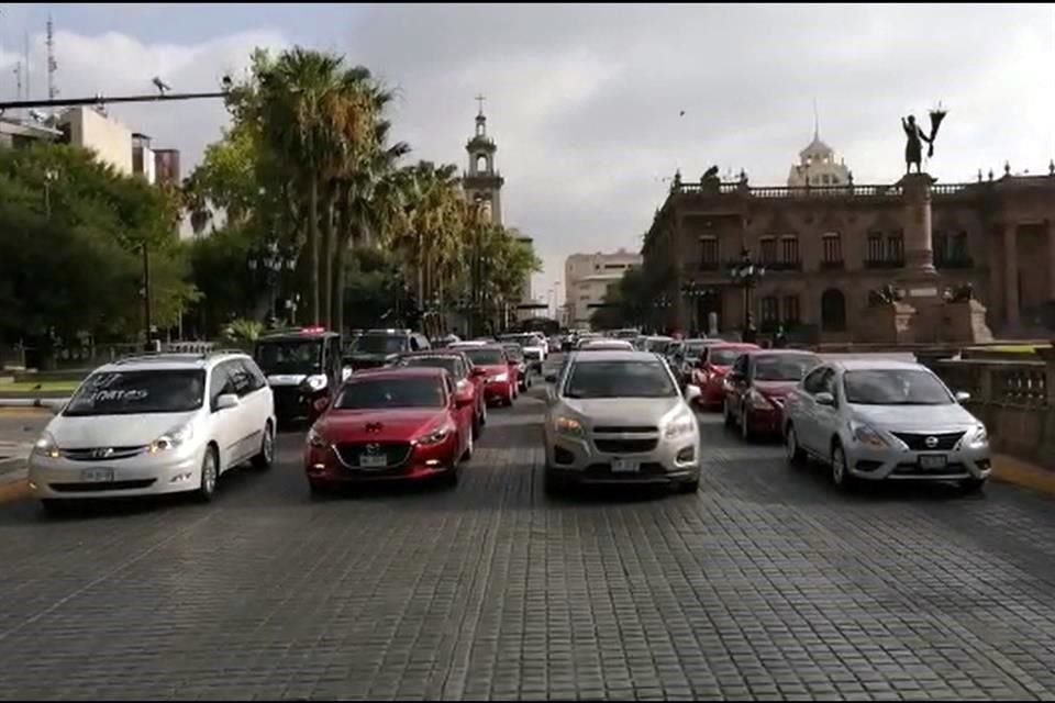 Maestros bloquearon ayer Zaragoza con sus vehículos por cuatro horas, por lo que se implementaron cierres viales.