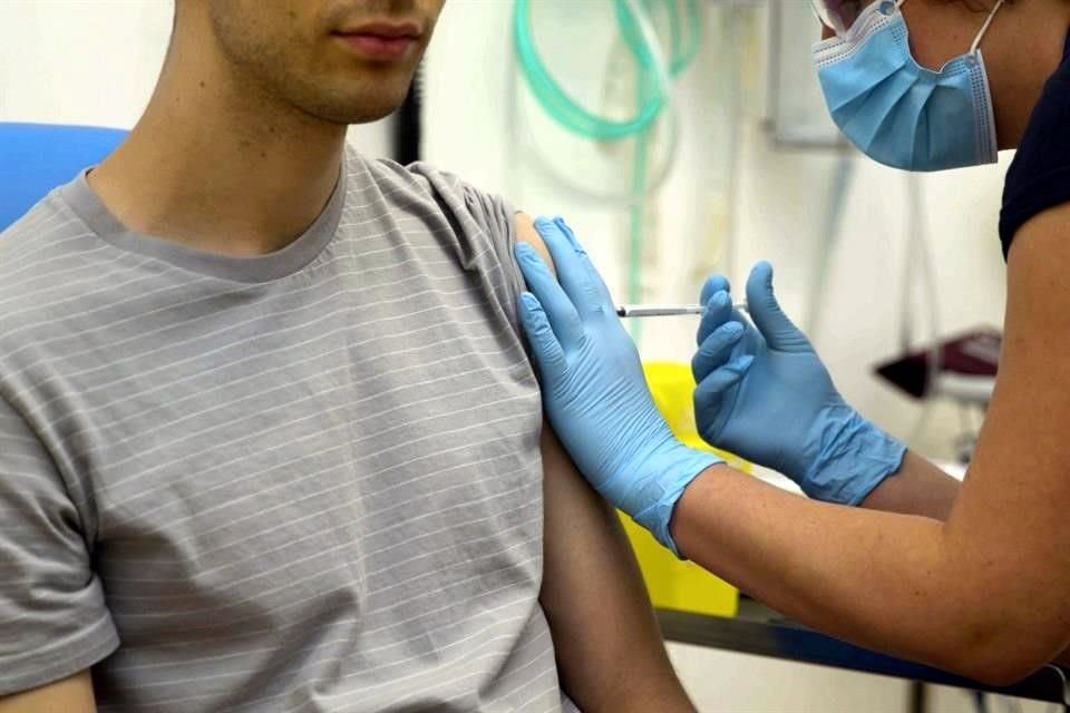 Un voluntario recibe una dosis de la vacuna contra Covid-19 de Oxford, una de las más avanzadas en el mundo.
