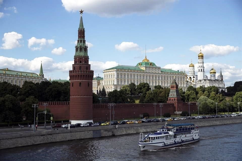 Vista del Kremlin, sede del Gobierno ruso, desde el Río de Moscú.