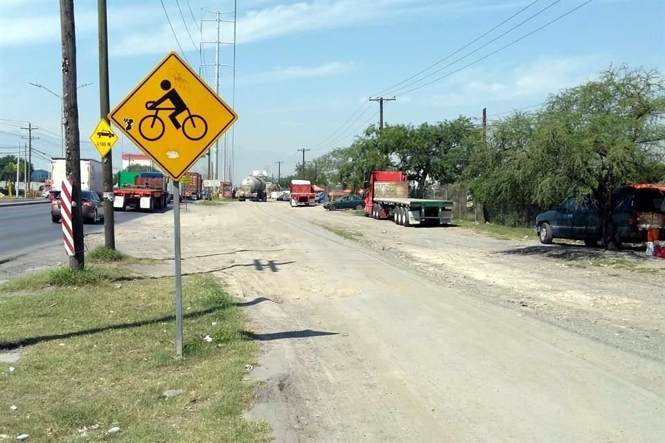 La ciclovía de Apodaca, la más grande del área metropolitana, tiene tramos donde ya desapareció el pavimento.