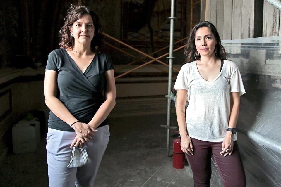 Ana Cristina Mancillas (izq.), coordinadora de Patrimonio Cultural de Conarte, y la restauradora Selene Velázquez.