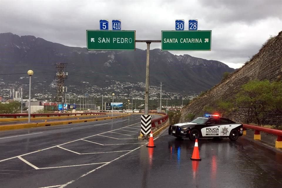 De manera preventiva, Trnsito de Monterrey cerr la incorporacin del Bulevar Rogelio Cant hacia Aarn Senz