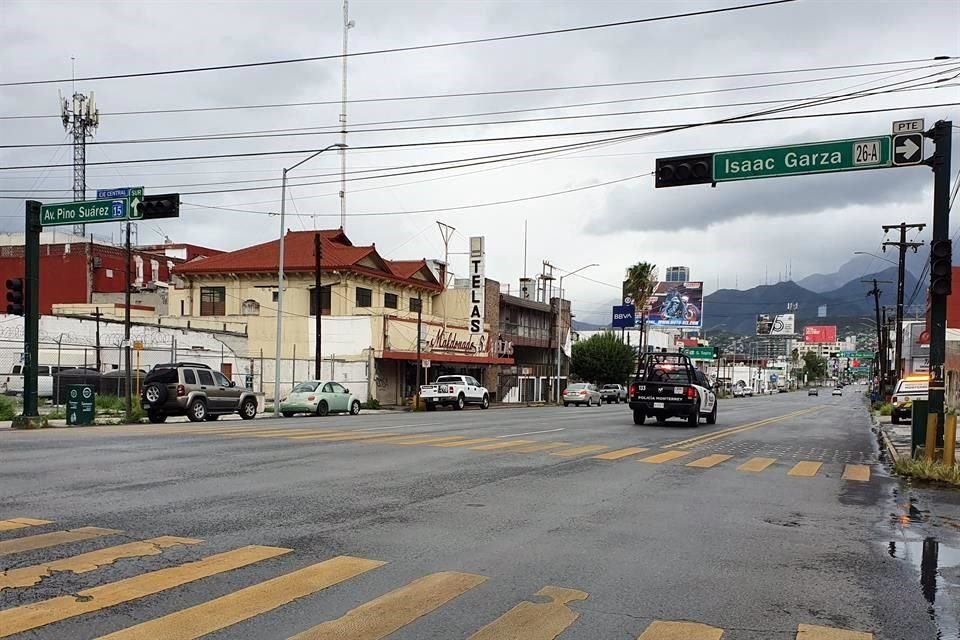 Distintos semáforos del Centro se encuentran apagados ante los vientos, como los de la calle Issac Garza.