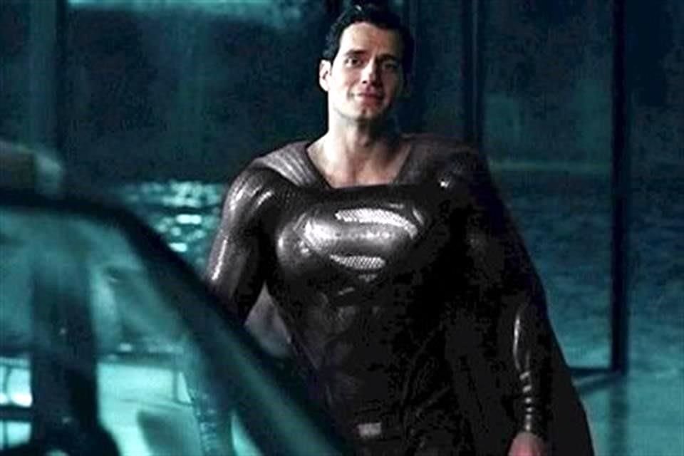 Zack Snyder reveló un breve clip de su montaje de Liga de la Justicia, donde se ve al Superman de Henry Cavill con su mítico traje negro.