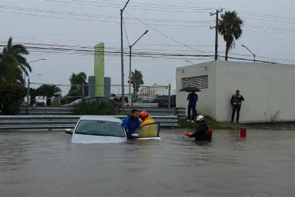 El auto qued varado por una inundacin en la Avenida Santa Brbara.