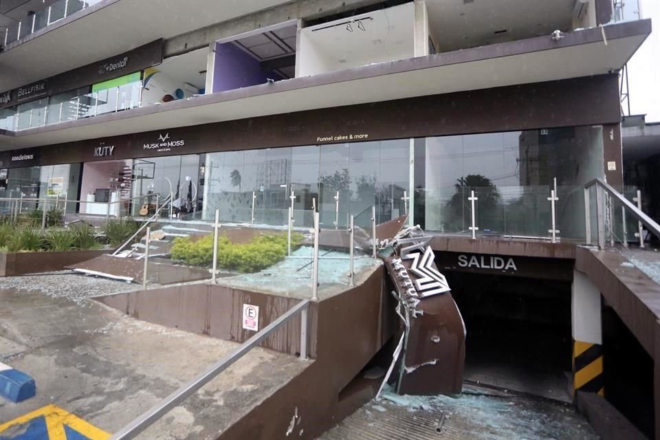 En la Colonia Vista Hermosa, los vientos han causado destrozos en las fachadas de distintos negocios la Plaza Terranova.